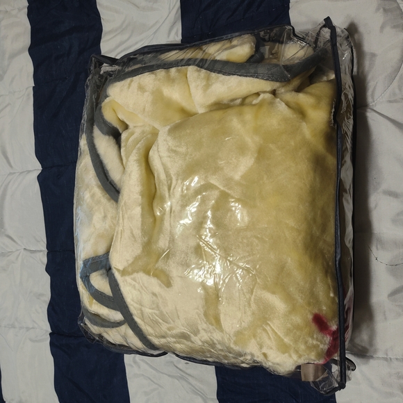 Sanrio Gray and Cream Plush Blanket Throw - Picture 3 of 5